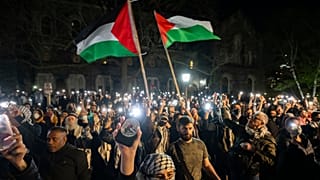 Kanada'daki Toronto Üniversitesi kampüsünde kurulan Filistin yanlısı protestocular slogan atıyor