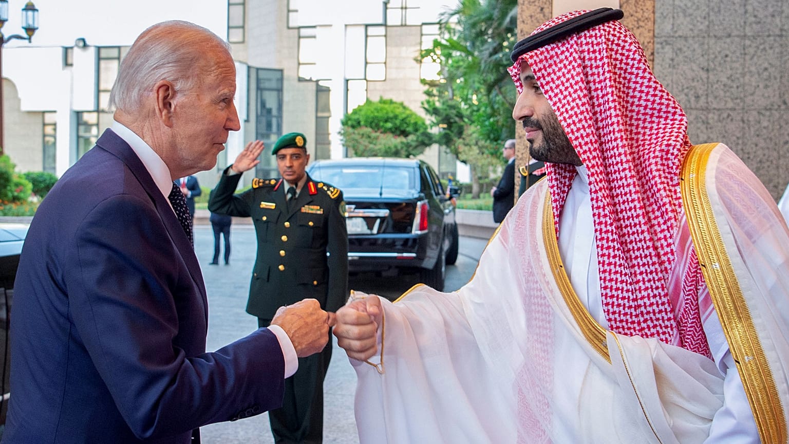 مصافحة بين بايدن وبن سلمان