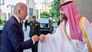 مصافحة بين بايدن وبن سلمان