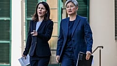 Annalena Baerbock, ministra de Asuntos Exteriores de Alemania (izquierda).