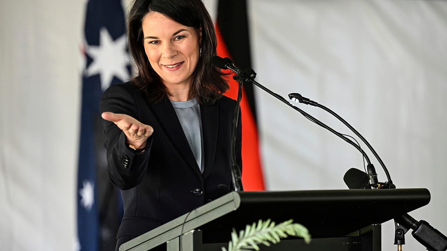 Die deutsche Außenministerin Annalena Baerbock spricht am Freitag, 3. Mai 2024, in Adelaide während einer Zeremonie anlässlich der Rückgabe von vier bedeutenden Kulturgütern.