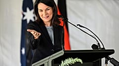 Die deutsche Außenministerin Annalena Baerbock spricht am Freitag, 3. Mai 2024, in Adelaide während einer Zeremonie anlässlich der Rückgabe von vier bedeutenden Kulturgütern.