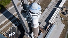 La nave espacial CST-100 Starliner de Boeing montada en un cohete Atlas V de United Launch Alliance.