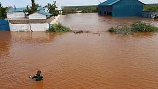 Kenya'nın kuzeydoğusundaki Tana Nehri'nin taşması sonucu sular altında kalan kilise yerleşkesi