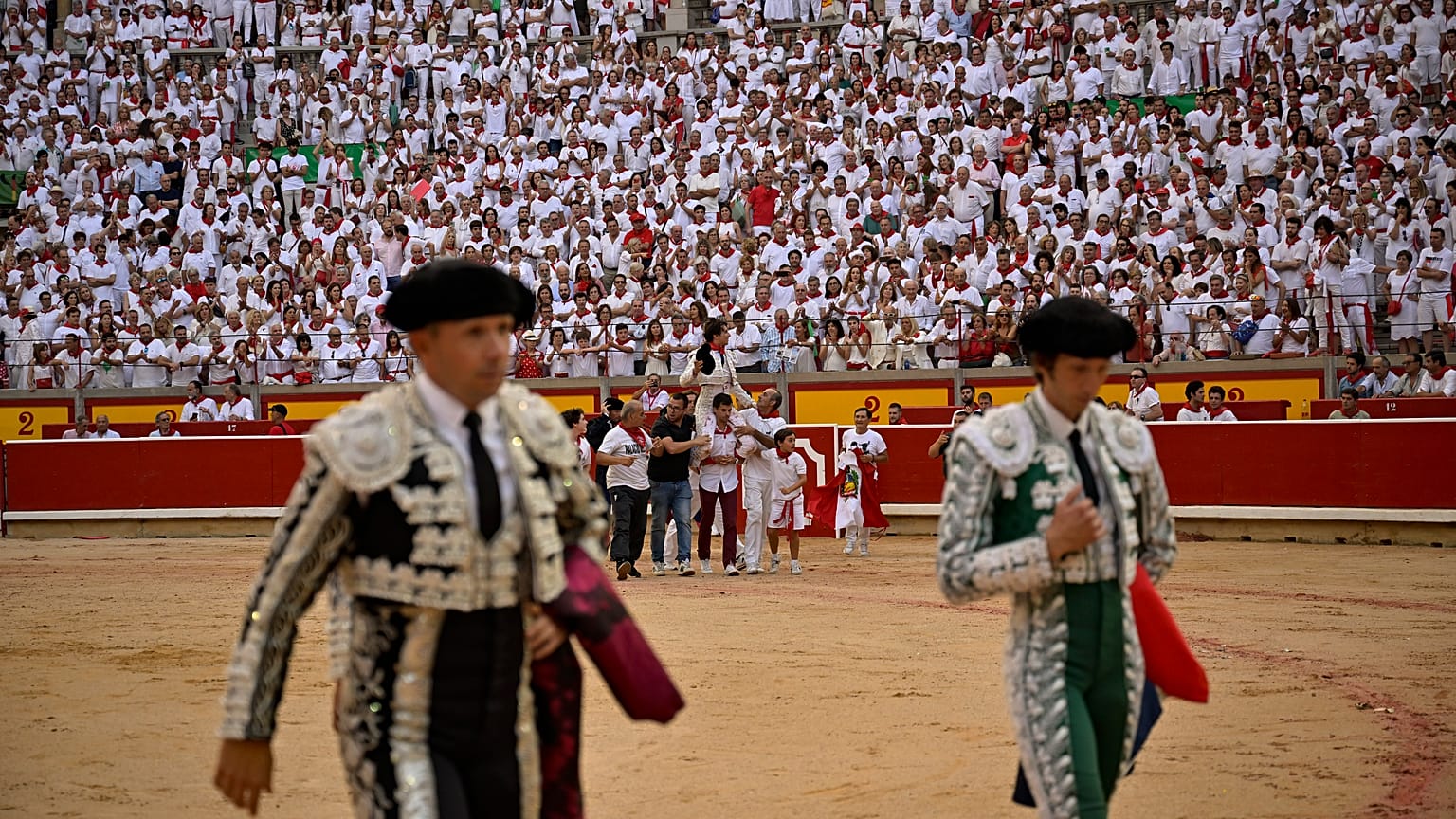 Foto de archivo: Celebración tras una corrida de toros en Pamplona en 2023