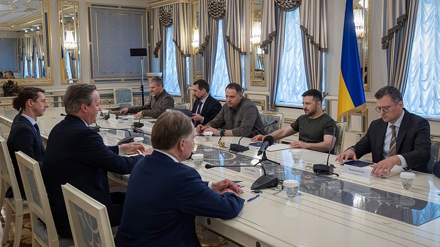 El presidente ucraniano, Volodímir Zelenski, conversa con el secretario de Relaciones Exteriores del Reino Unido, David Cameron, en Kiev, Ucrania, el jueves 2 de mayo de 2024.