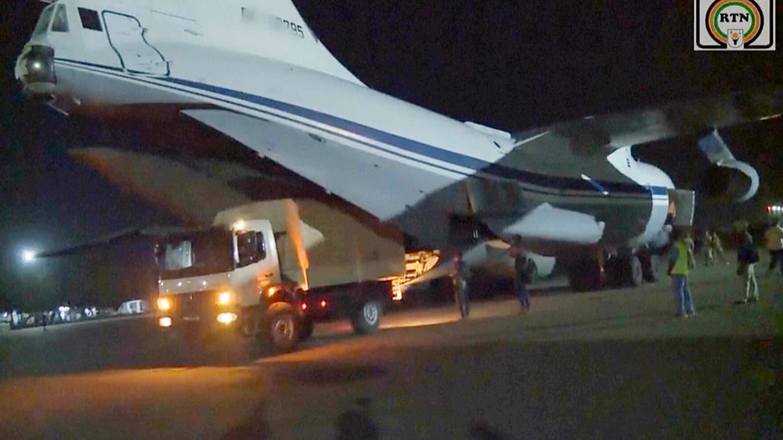 Forze militari russe scaricano attrezzature da un aereo da trasporto militare presso la base aerea di Niamey, Niger, 10 aprile 2024