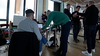 Especialistas em cibersegurança trabalham no estádio Yves du Manoir, sexta-feira, 3 de maio de 2024 em Colombes, nos arredores de Paris.
