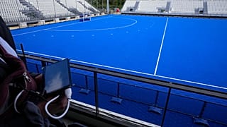 Ein Cybersicherheitsexperte hält ein Tablet im Yves du Manoir-Stadion beim Test der Cybersicherheitsmaßnahmen für die Olympischen Spiele 2024.  3. Mai 2024