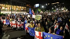 Demonstranten mit georgischen und EU-Flaggen beim Protest gegen „das russische Gesetz“. Tiflis, 3. Mai 2024