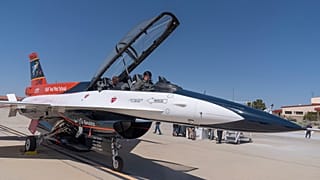 yapay zekanın kkontrol ettiği f-16 savaş jeti ile deneme uçuşuna çıkan ABD Savunma Bakanı Frank Kendall