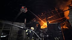 Des pompiers tentent d'éteindre le feu après un bombardement russe à Kharkiv, en Ukraine, le samedi 4 mai 2024. 