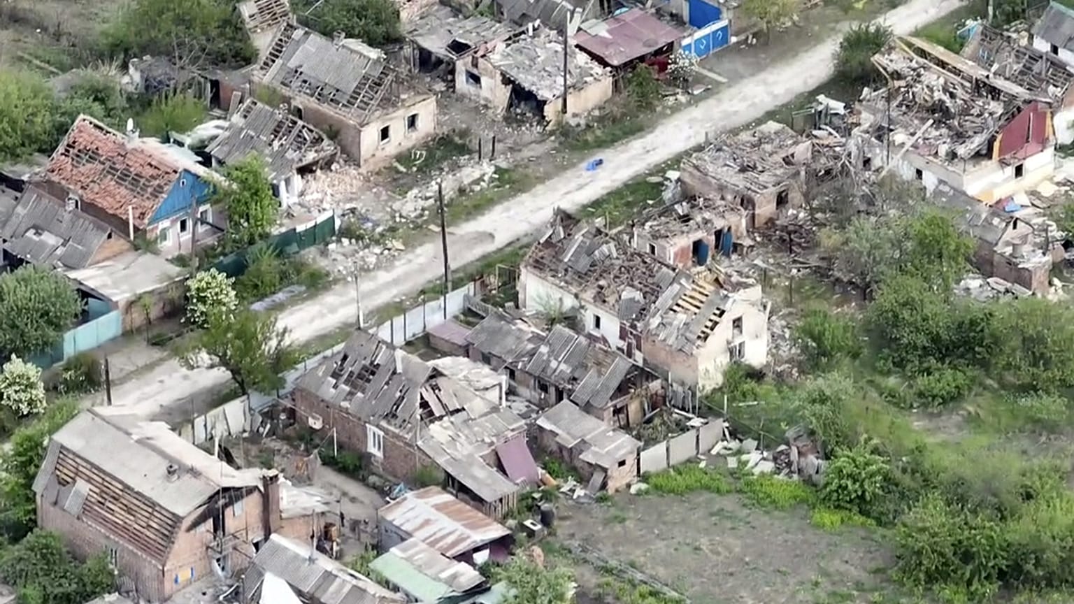Drohnenaufnahme des Dorfs Ocheretyne, Ziel russischer Streitkräfte in der Region Donezk in der Ostukraine.  Mai 2024