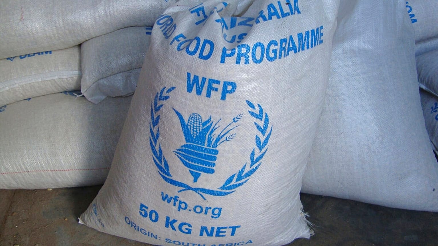 A WFP élelmiszerzsákjai Mogadishuban 2011. augusztus 8-án – képünk illusztráció