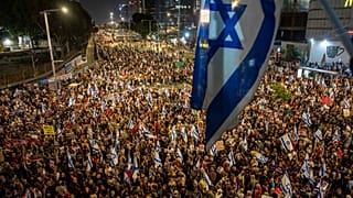 Az emberek tiltakoznak Benjamin Netanjahu izraeli miniszterelnök kormánya ellen, és 2024. május 4-én, Tel-Avivban, Izraelben tartott túszok szabadon bocsátását szorgalmazzák.