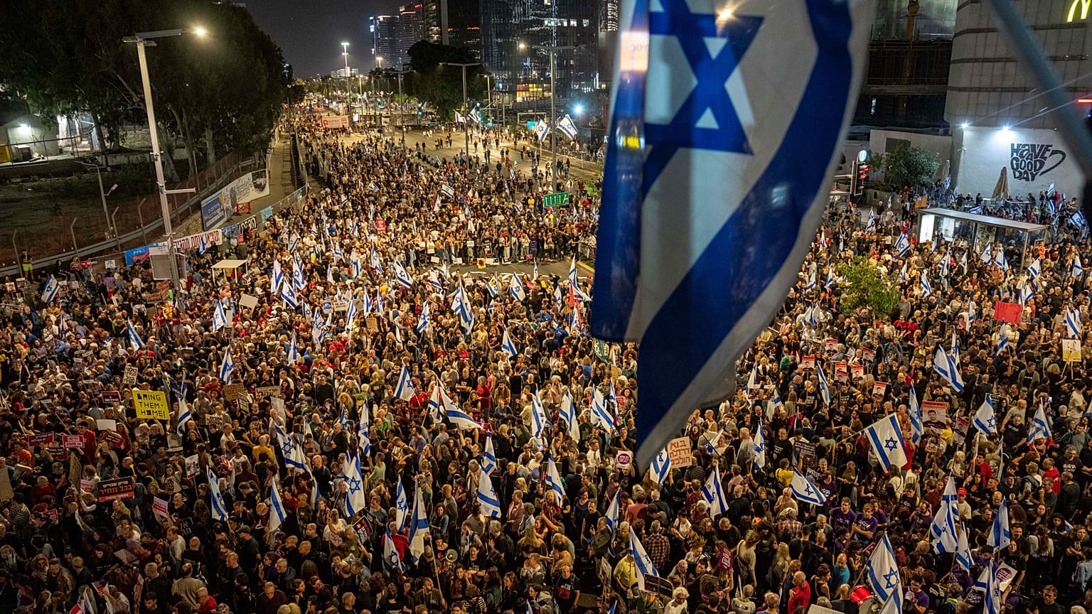 Des manifestants protestent contre le gouvernement de Netanyahou et appellent à la libération des otages détenus dans la bande de Gaza par le Hamas, à Tel Aviv, 4 mai 2024.