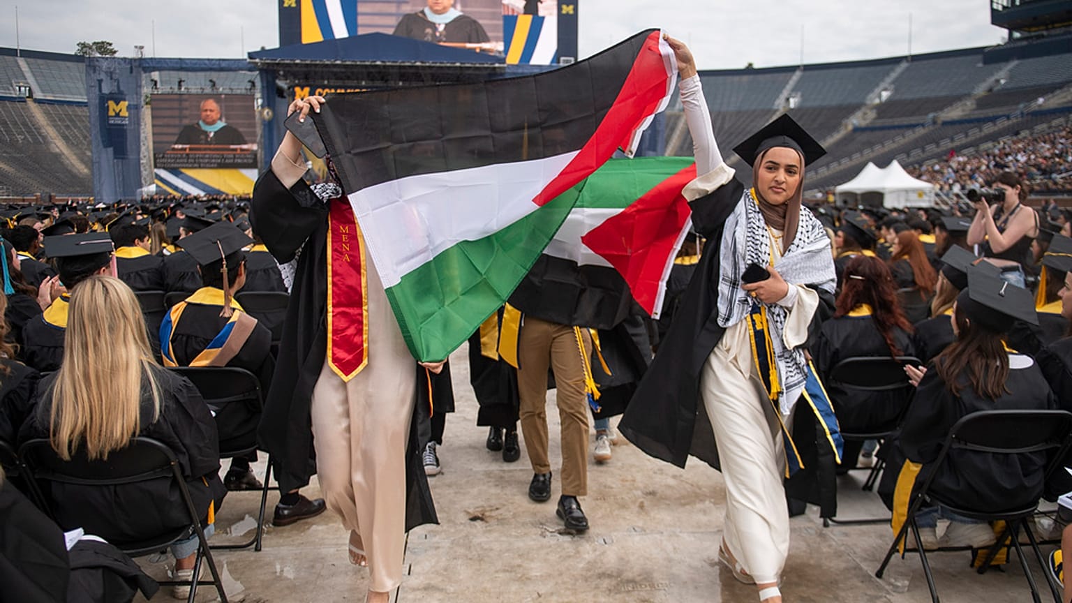 Tüntetők a diplomaosztón Ann Arborban