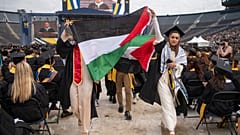 Tüntetők a diplomaosztón Ann Arborban