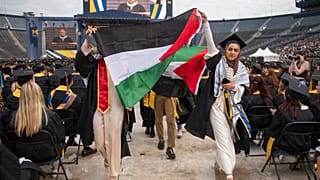 Tüntetők a diplomaosztón Ann Arborban