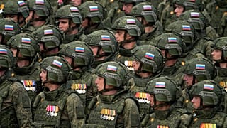 Rus askerleri Moskova'daki Kızıl Meydan'da düzenlenen Zafer Günü askeri geçit töreninde yürüyor, 5 Mayıs 2024