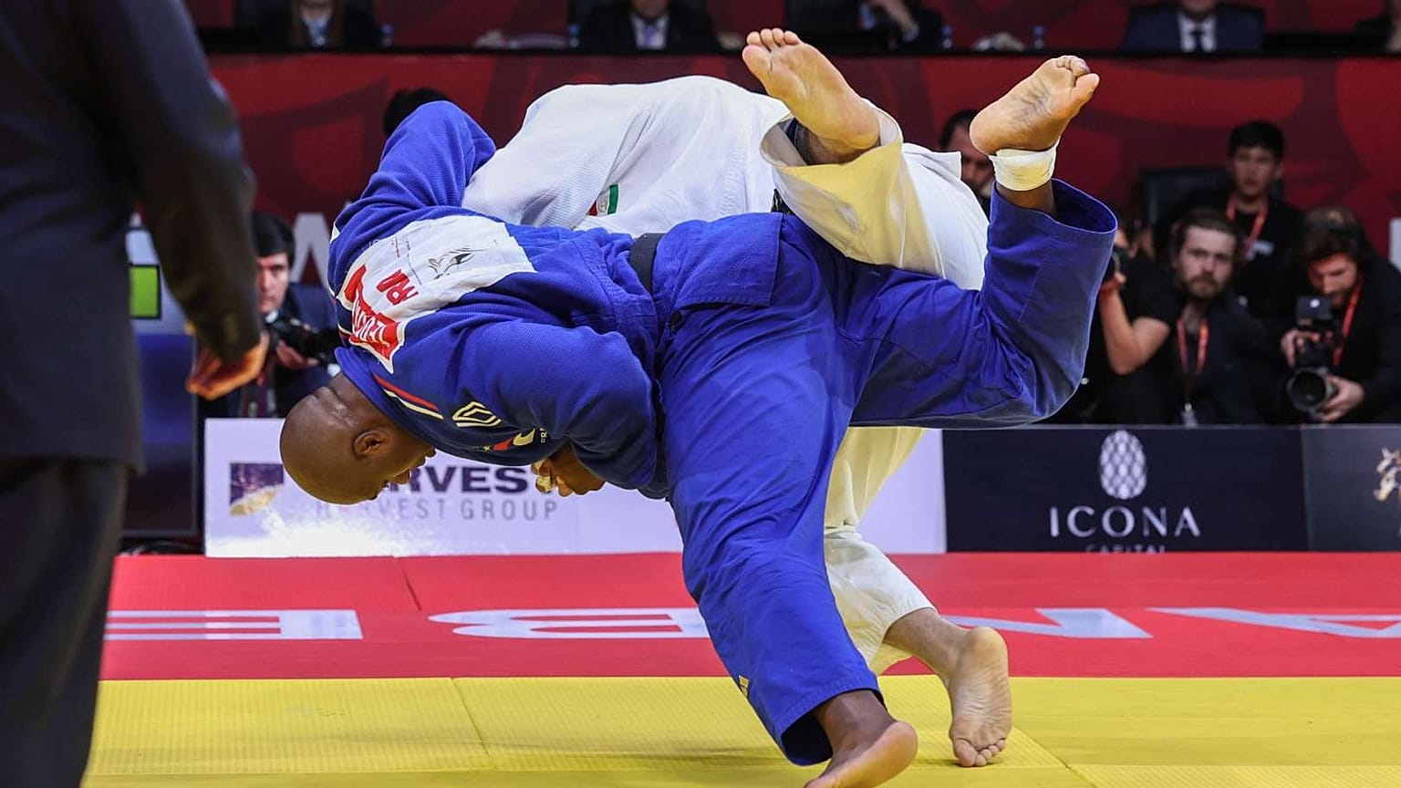 Teddy Riner enfrentou o favorito local Temur Rakhimov e conquistou a medalha de ouro