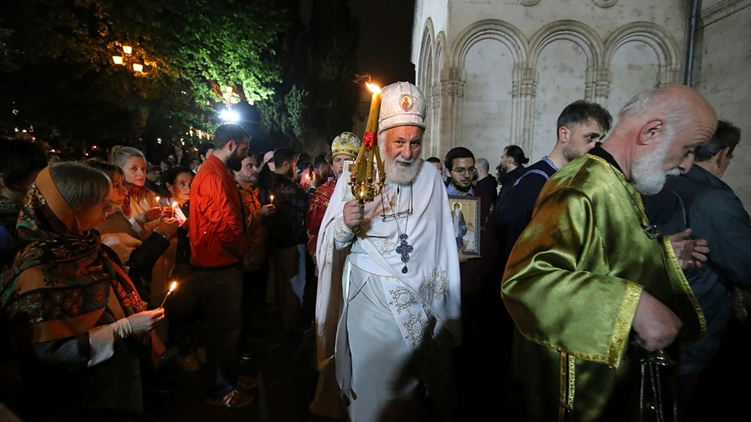 Ein Priester der Georgisch-Orthodoxen Kirche leitete am Sonntag einen Ostergottesdienst in der Dreifaltigkeitskathedrale in der georgischen Hauptstadt Tiflis. 