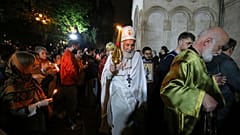 Ein Priester der Georgisch-Orthodoxen Kirche leitete am Sonntag einen Ostergottesdienst in der Dreifaltigkeitskathedrale in der georgischen Hauptstadt Tiflis. 