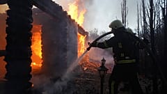 Feuerwehrleute löschten am Samstag, 4. Mai 2024, einen Brand nach dem russischen Luftangriff auf Kharikiv.