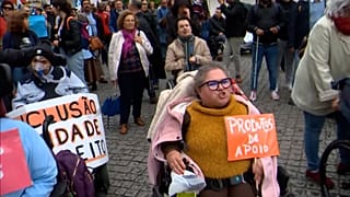 Den Menschen mit Behinderungen bereitet das alltägliche Leben oft Schwierigkeiten, die sie mit Hilfe der persönlichen Helfer leichter überwinden können.