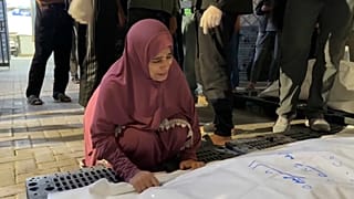 ام فلسطينية تنعى أحد أفراد عائلتها قضى بسبب القصف الإسرائيلي في رفح. 2024/05/05