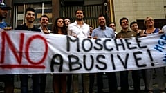İtalya'da aşırı sağcı, İslam ve göçmen karşıtı Lig Partisi lideri Matteo Salvini (sağdan üüçncü), 'yasa dışı camilere karşı hayır' yazılı bir pankart tutarken
