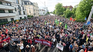 Demonstranten nehmen an einer Kundgebung anlässlich des Anschlags auf einen SPD-Politiker auf dem Pohlandplatz in Dresden, Deutschland, am Sonntag, den 5. Mai 2024, teil. 