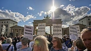 Des manifestants prennent part à un rassemblement en solidarité avec le politicien du SPD attaqué à Berlin, le dimanche 5 mai 2024.