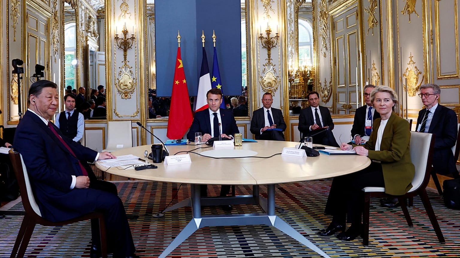 O presidente chinês Xi Jinping, o presidente francês Emmanuel Macron, e a presidente da Comissão Europeia, Ursula von der Leyen, em Paris, a 6 de maio de 2024 