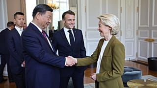 Ursula von der Leyen, Emmanuel Macron e Xi Jinping, da destra a sinistra