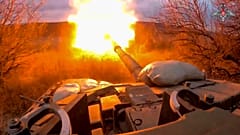 Auf diesem Foto, das am 19. März 2024 vom russischen Verteidigungsministerium veröffentlicht wurde, feuert ein russischer Panzer von einer Position nahe der Grenze zur Ukraine aus auf ukrainische Truppen.