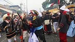 أشخاص يشاركون في إعادة تمثيل معركة بويبلا خلال احتفال سينكو دي مايو في مكسيكو سيتي