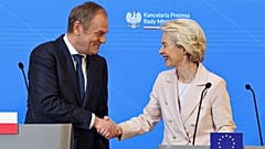 Donald Tuks und Ursula von der Leyen gehören derselben politischen Familie an, der christdemokratischen Europäischen Volkspartei (EVP),
