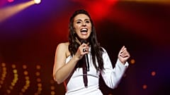 Η τραγουδίστρια Τζαμάλα, νικήτρια της Eurovision στην Ουκρανία, εμφανίζεται κατά τη διάρκεια συναυλίας στο Κίεβο, 2016