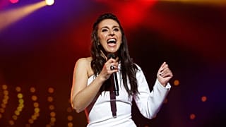 Η τραγουδίστρια Τζαμάλα, νικήτρια της Eurovision στην Ουκρανία, εμφανίζεται κατά τη διάρκεια συναυλίας στο Κίεβο, 2016