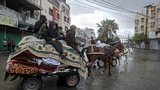 Milhares de palestinianos começaram a abandonar a cidade de Rafah