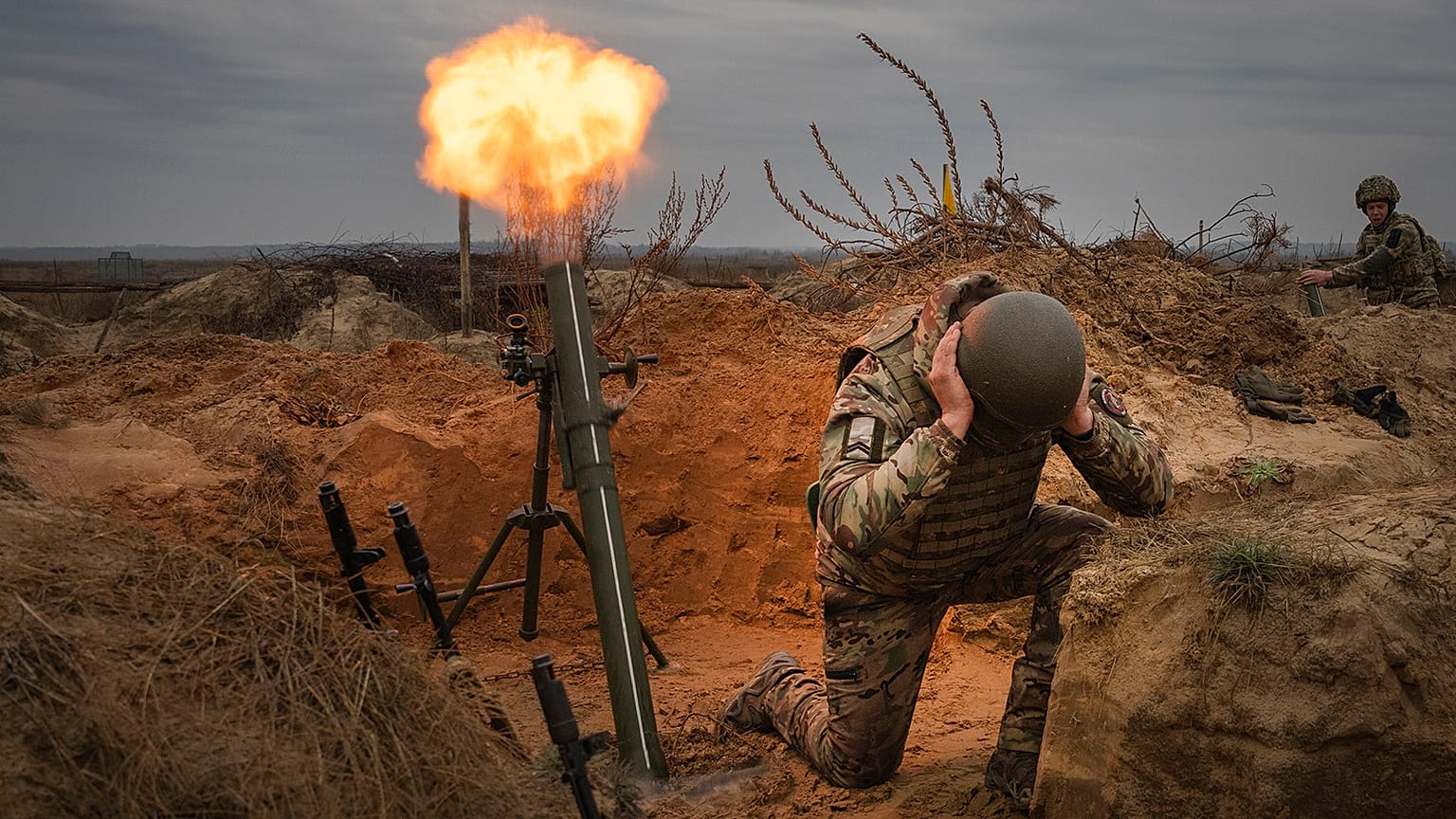 Des soldats de la 1ère brigade de la Garde nationale ukrainienne Bureviy (Hurricane) s'entraînent au combat sur un terrain d'entraînement militaire dans le nord de l'Ukraine, le 8 novembre 2023.