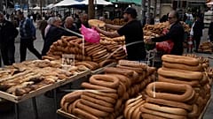Des Palestiniens désespérés font la queue pour obtenir du pain dans une boulangerie à Gaza