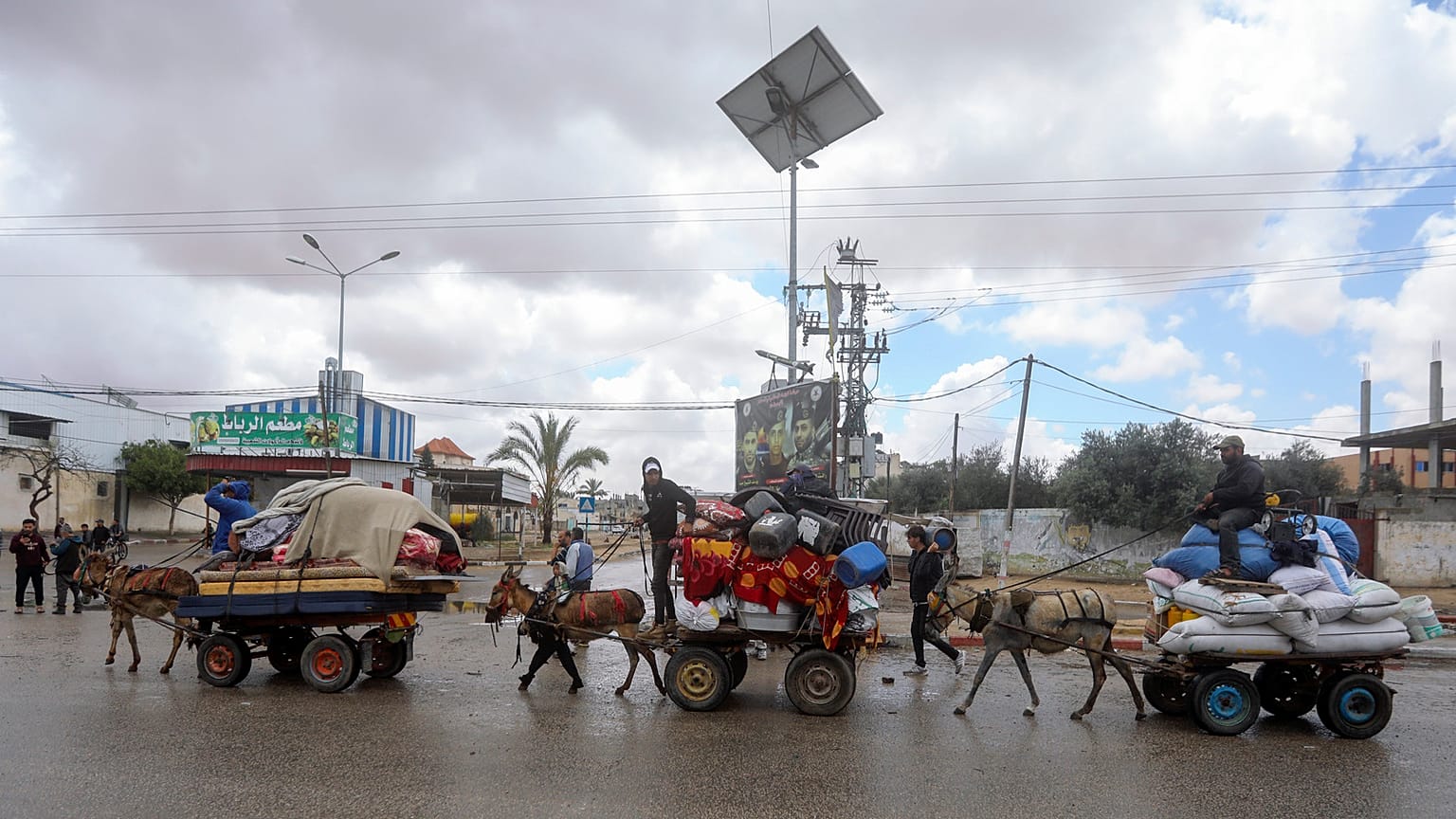 Palestinianos fogem do lado oriental da cidade de Rafah, no sul de Gaza, depois de o exército israelita lhes ter ordenado a evacuação antes de uma operação militar, em Rafah, na Faixa de Gaza