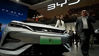 Uma modelo posa perto do automóvel BYD Song L EV durante a Auto China 2024 realizada em Pequim, quinta-feira, 25 de abril de 2024. 