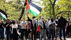 متظاهرون مؤيدون للفلسطينيين يتجمعون في المخيم الموجود في ساحة جامعة شيكاغو