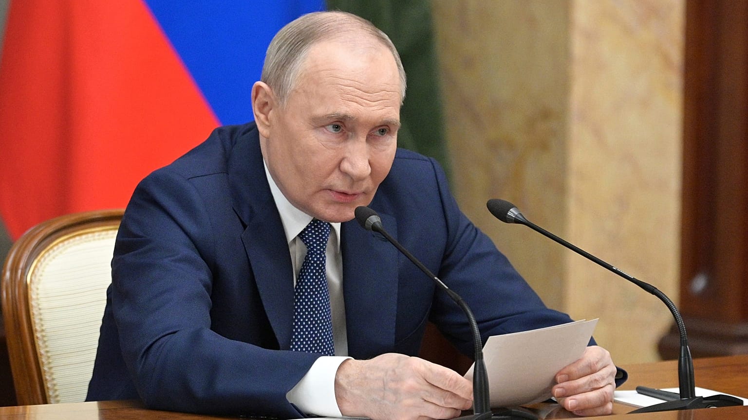 Путин встретился с членами правительства накануне инаугурации.