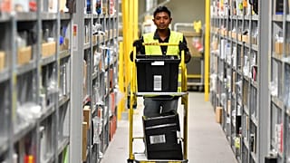 Un ouvrier collecte des marchandises pour les commandes dans un entrepôt du centre logistique d'Amazon en Allemagne.