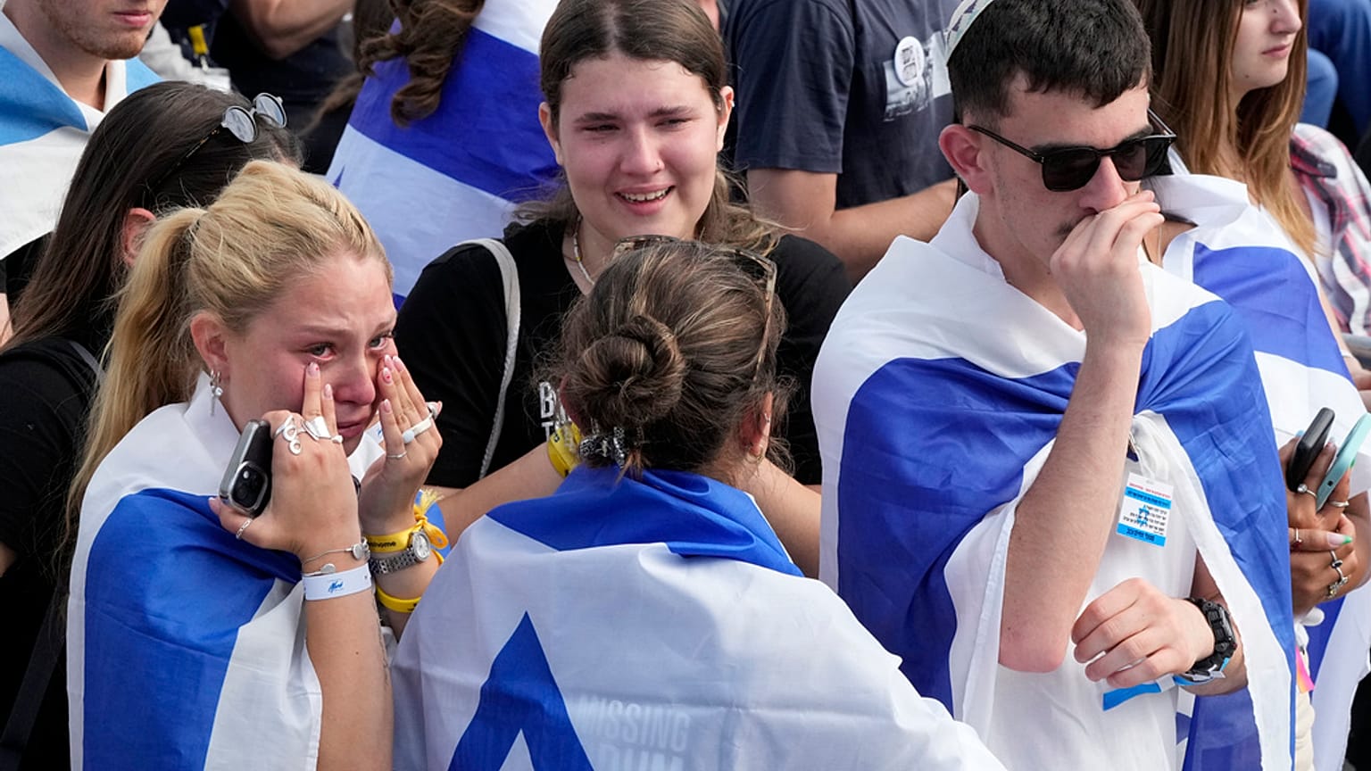 Az Élet menete 2024 május 6-án az egykori auschwitzi haláltábor bejáratánál 