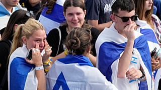 Az Élet menete 2024 május 6-án az egykori auschwitzi haláltábor bejáratánál 